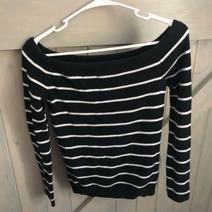 💛America Eagle black and white striped sweater.